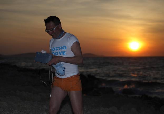 Zadar: Zadarski modni mačak snimio spot na osamljenoj plaži