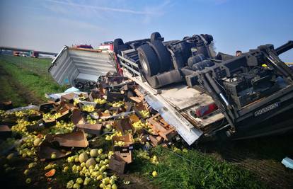 Vozač ozlijeđen: Sletio s ceste, iz kamiona ispalo voće i povrće