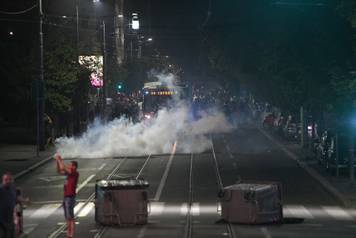 Beograd: Na Slaviji policija protiv prosvjednika upotrijebila suzavac