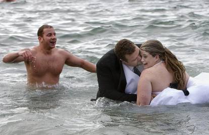 Vjenčali su u hladnoj vodi Engleskog zaljeva