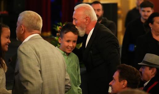 Emotivan prizor taknuo mnoge: Dino Merlin na komemoraciji poljubio Halidovog unuka u čelo