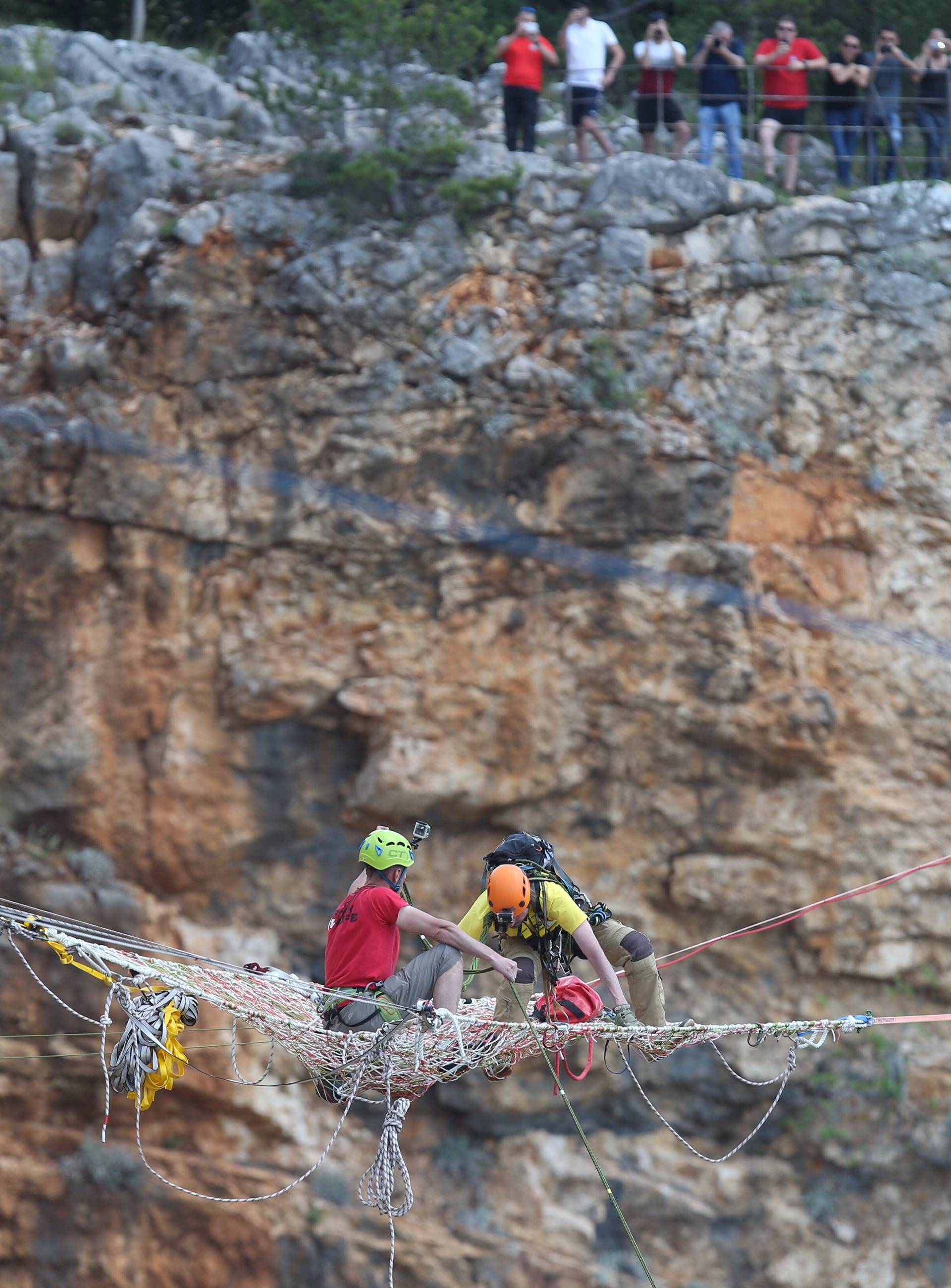 Sunovrat od 528 m: Skakali u Crveno jezero vezani užetom