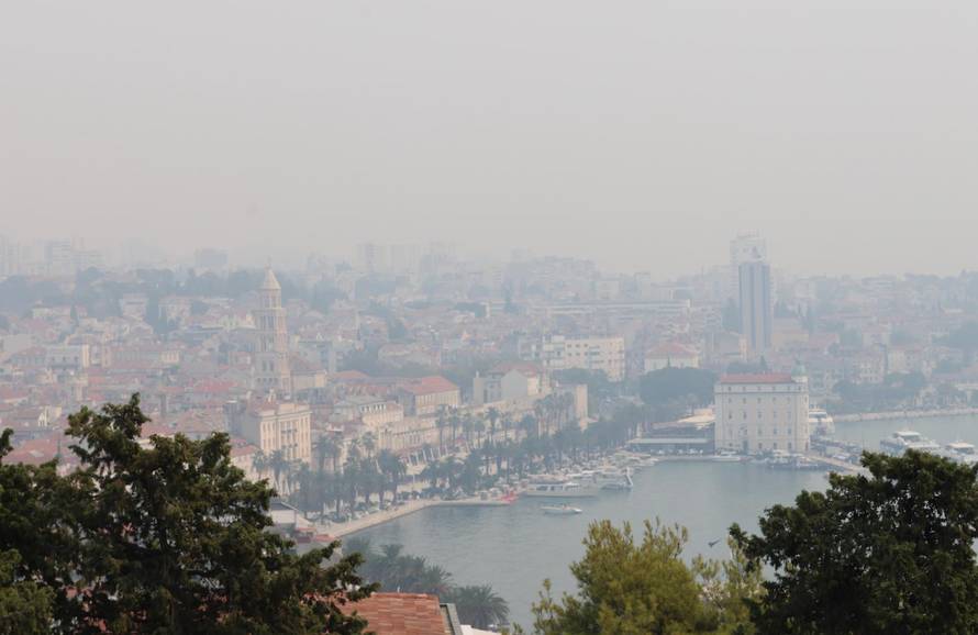 Split  prekriven dimom zbog požara kod Tomislavgrada