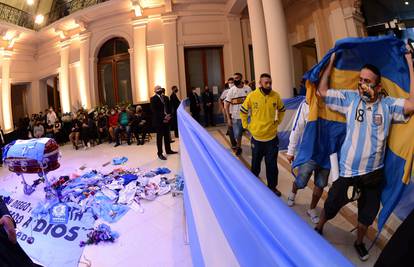 Suze i plač u Argentini, tisuće dolaze pred Maradonin lijes: Neki se sukobili s policijom