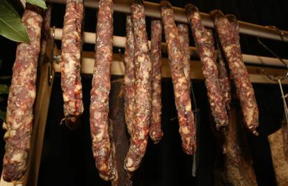 Šok u Njemačkoj: Trulo meso miješali sa svježim i prodavali?