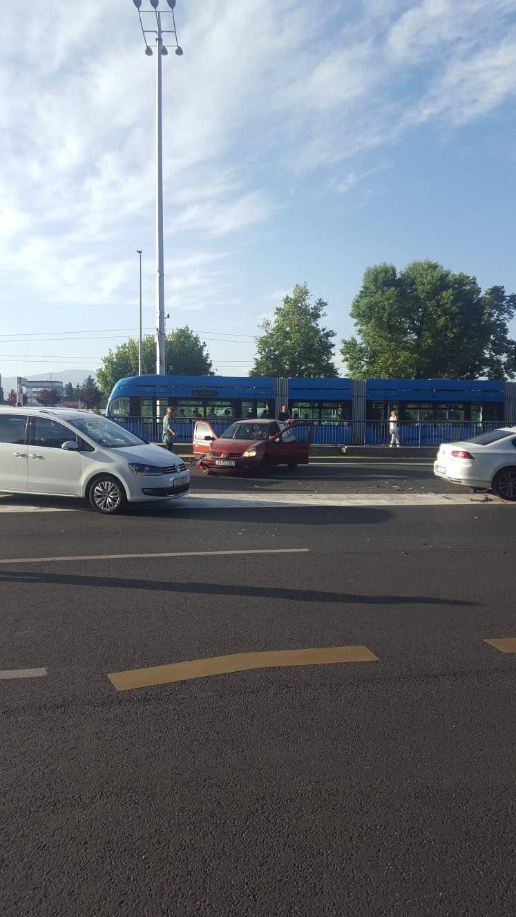 Sudarila se dva automobila kod Remetinečkog rotora u Zagrebu, nastala veća gužva u prometu