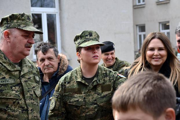 Na svečanoj prisegi ročnika u Požegi pozornost je privukla Diva Perković, kći pjevača Marka Perkovića Thompsona