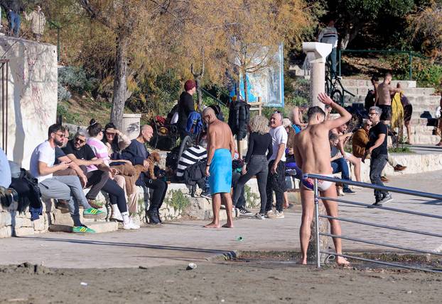 Splićani uživaju u zimskom kupanju na Bačvicama