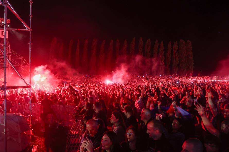 Obožavatelji na velikom koncertu Marka Perkovića Thompsona u Sinju