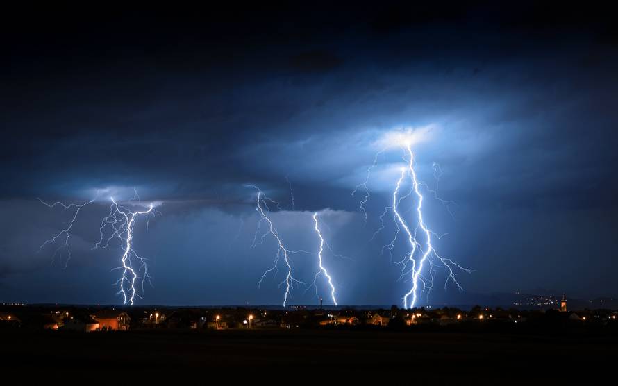 Snažno grmljavinsko nevrijeme noćas je zahvatilo Zagreb i okolicu
