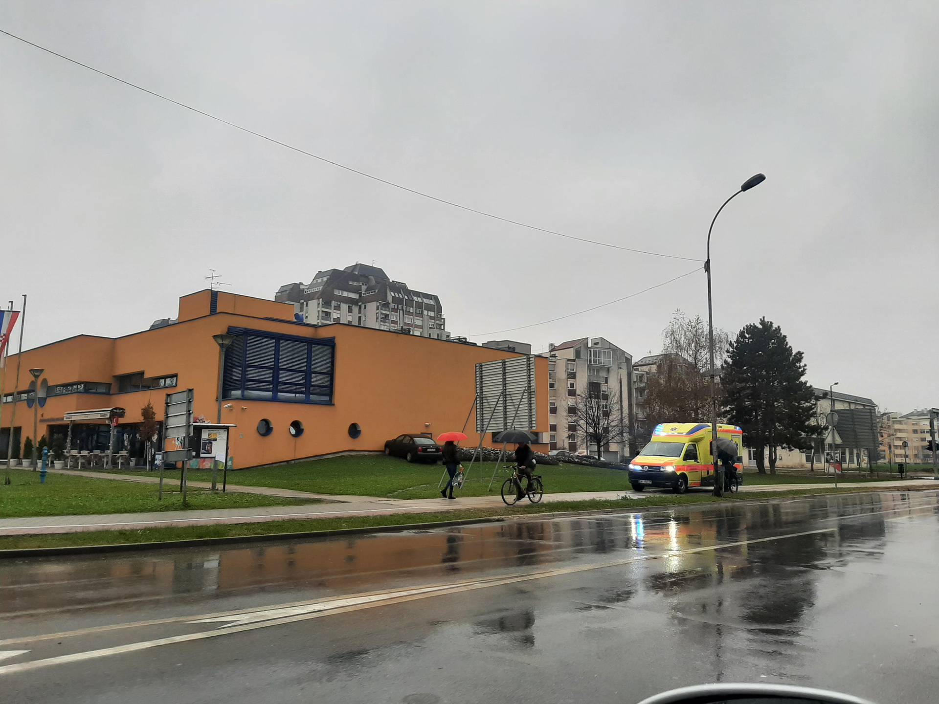 Autom se zabio u knjižnicu u Karlovcu, stigla i Hitna pomoć