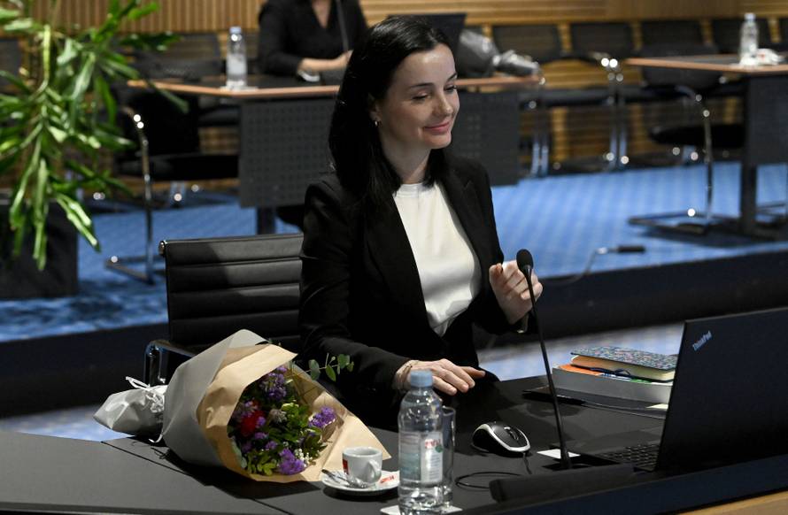 Zagreb: Žene u Vladi dočeko buket cvijeća 