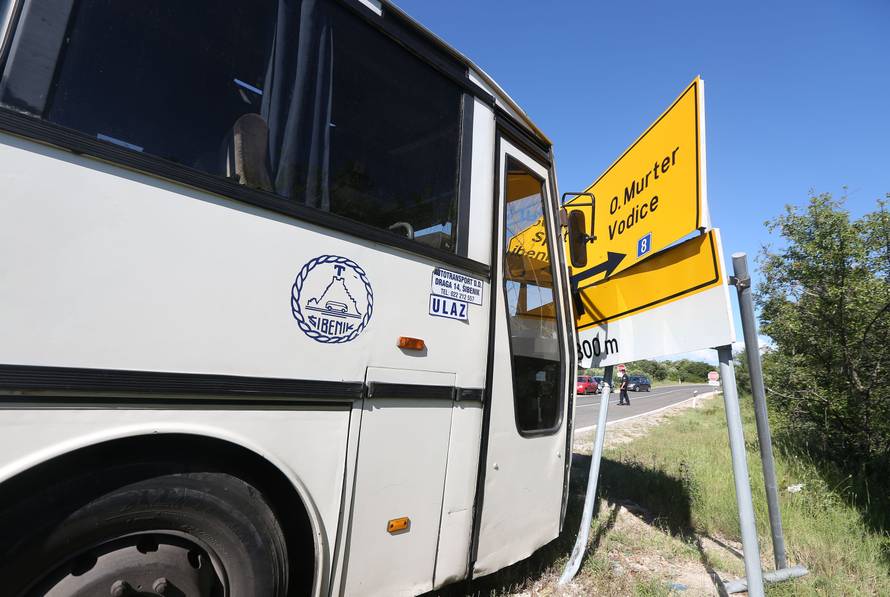 Autobus se zabio u prometni znak, vozača prevezli u bolnicu