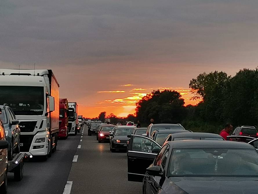 Kilometarske kolone u oba smjera zbog nesreće na A3