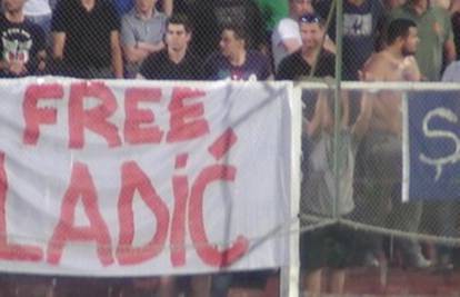 Rumunjski navijači razvili su transparent podrške Mladiću!