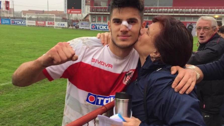 Ostao sam bez oca i sestre, ali su me obitelj i dragi Bog spasili. Danas sam nogometaš Dinama