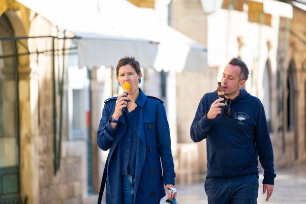 Dubrovnik: Sunčan i topao jesenji dan u gradu