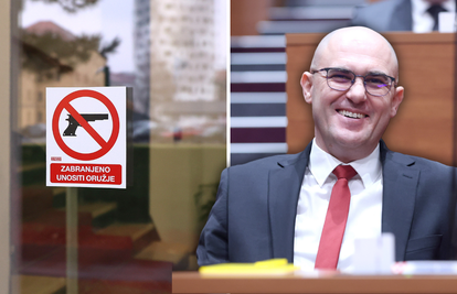 FOTO Na ulazu u Sabor postavili obavijest: 'Zabranjeno oružje!'