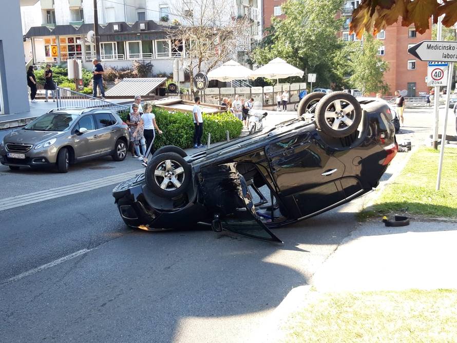 Kobno raskrižje u Sesvetama: Opet sudar auta, jedan udario i u stup pa se  izvrnuo na krov...