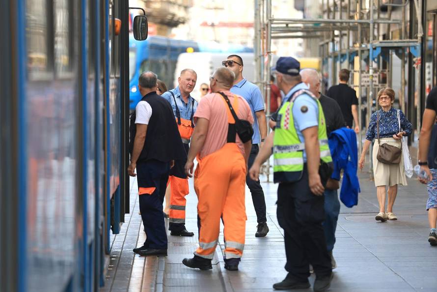 Zagreb: U Ilici se pokvario tramvaj te su ga ljudi morali gurati