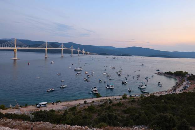 Brodovi i barke čekaju na službeno otvorenje Pelješkog mosta 