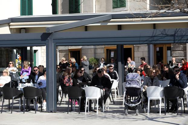 Šibenik: Terase kafića u popodnevnim satima prepune gostiju