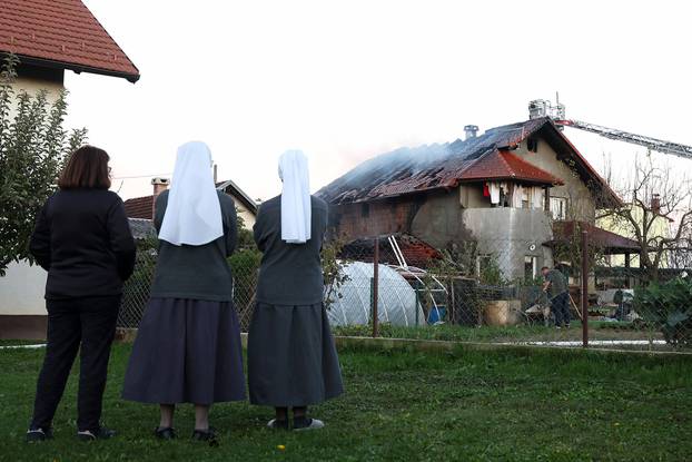 Zagreb: Vatrogasci gase požar na obiteljskoj kući u Blatu