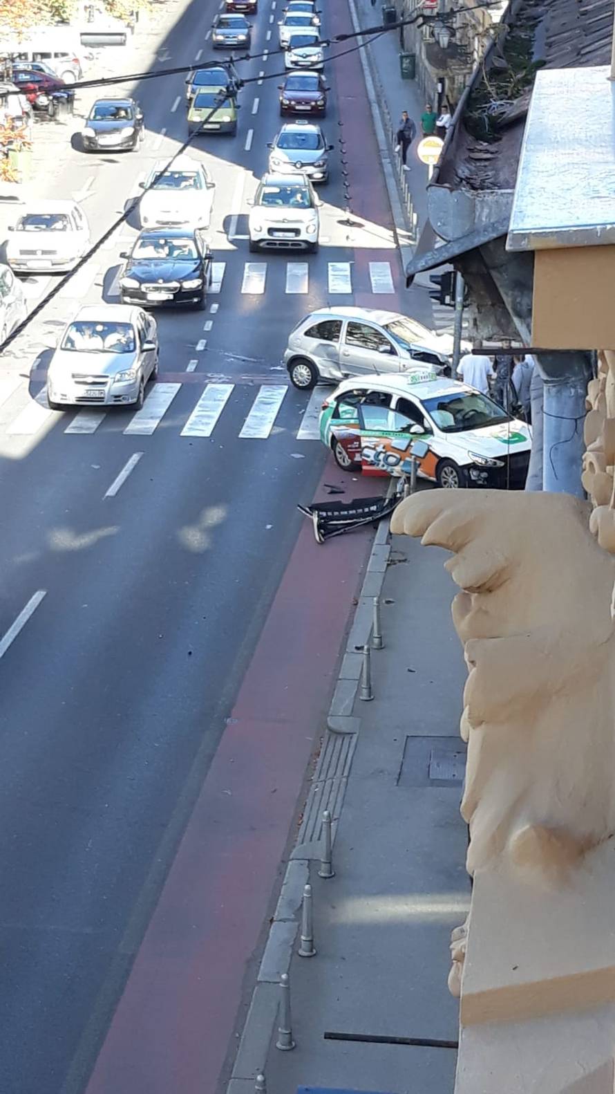 Sudarili se taksi i automobil: 'Čula sam jak udarac. Strašno!'