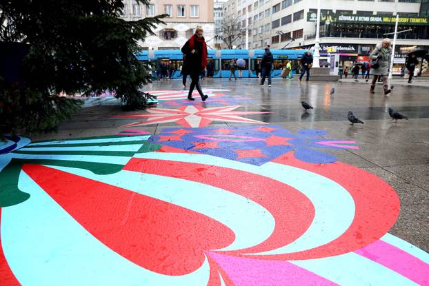 Zagreb: Bor na Trgu dobio ukrase u stilu steet arta