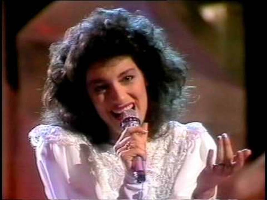 Doris oduševila u Areni, a ovako je izgledala na početku karijere: Zavodljivo se valjala u pijesku