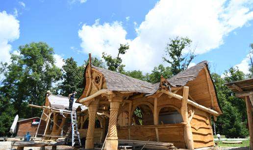 FOTO Na imanju obitelji Salaj već niču bajkovite kućice: Do Božića će zasjati u punom sjaju