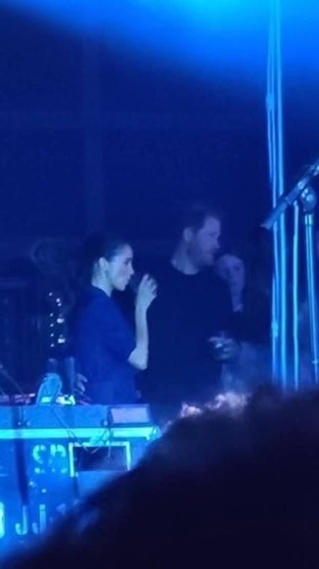 *PREMIUM-EXCLUSIVE* PRINCE HARRY, MEGHAN MARKLEWE KNOW JACK ABOUT MUSIC!!!Huggin' And Dancin' At Jack Johnson Concert