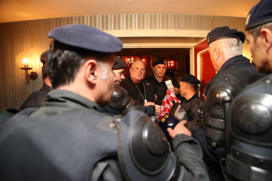 Policija izbacila HSP-ovce koji su ometali Frljićevu predstavu