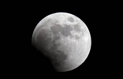 Crveni Mjesec 'skrivao' se u Zemljinoj sjeni stotinu minuta