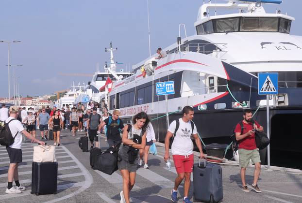 Split: Velik broj putnika odlazi katamaranima na otoke