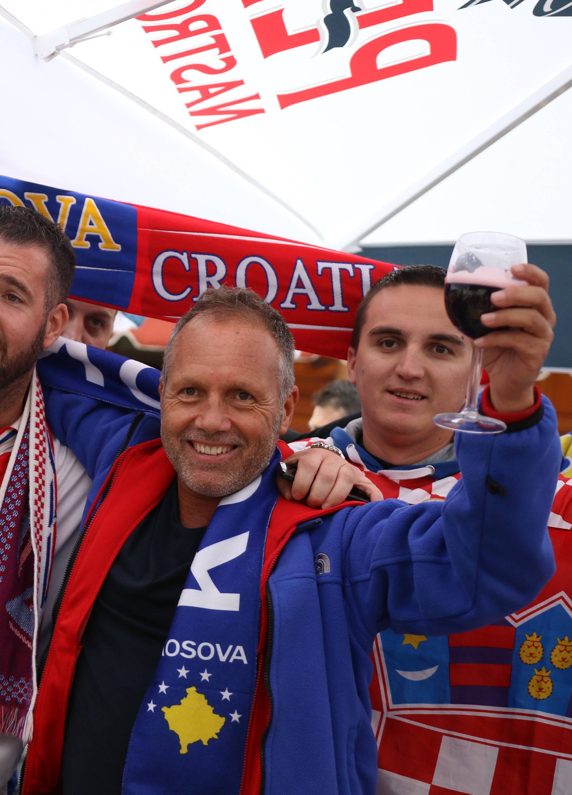 VIDEO Idila: Hrvati i Kosovari zagrljeni pjevaju na ulicama