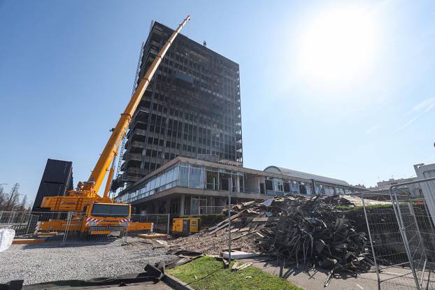 Vjesnikov neboder radnici pripremaju za rušenje