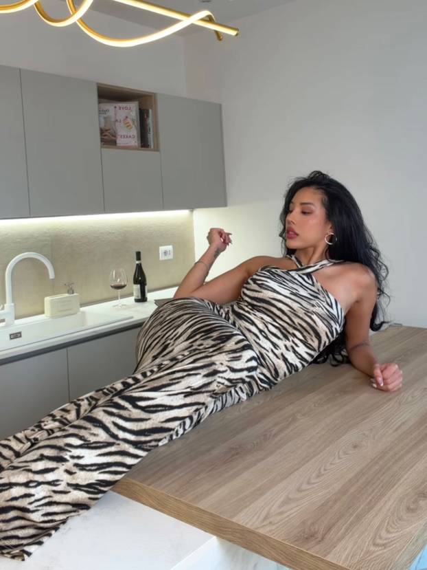 FOTO Seksi kuharica koja je zaludjela milijune: Nataly kuha u izazovnim izdanjima