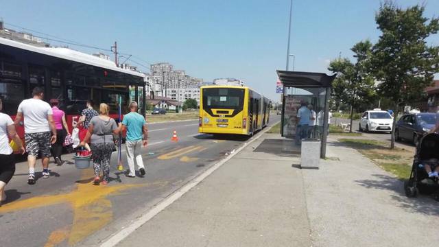 Vozač autobusa zatvorio vrata, žena je ostala bez noge i ruke!