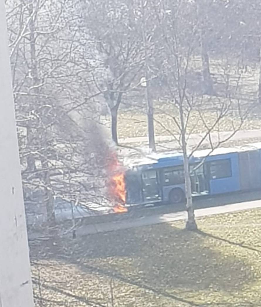'Osjetili smo da smrdi dim pa vidjeli autobus u plamenu'