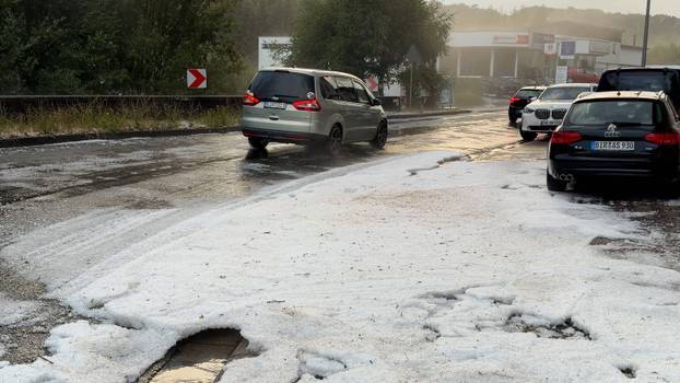 Eine heftige Unwetterfront beendete den extrem heißen Sommertag in Westdeutschland. Aus Frankreich und Luxenburg zogen a