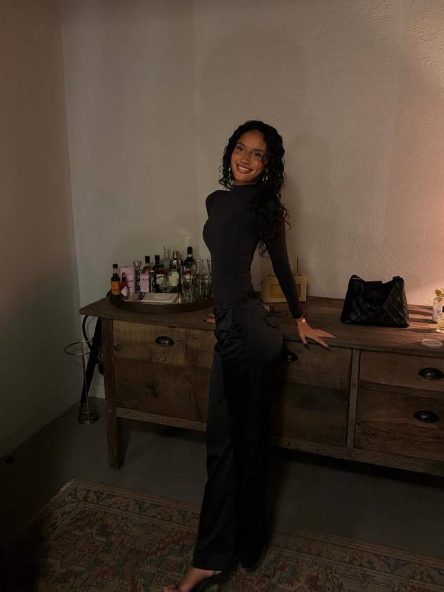 Šuškalo se da joj dečko spava sa zvijezdom platforme za odrasle. Objavom ušutkala sve tračeve