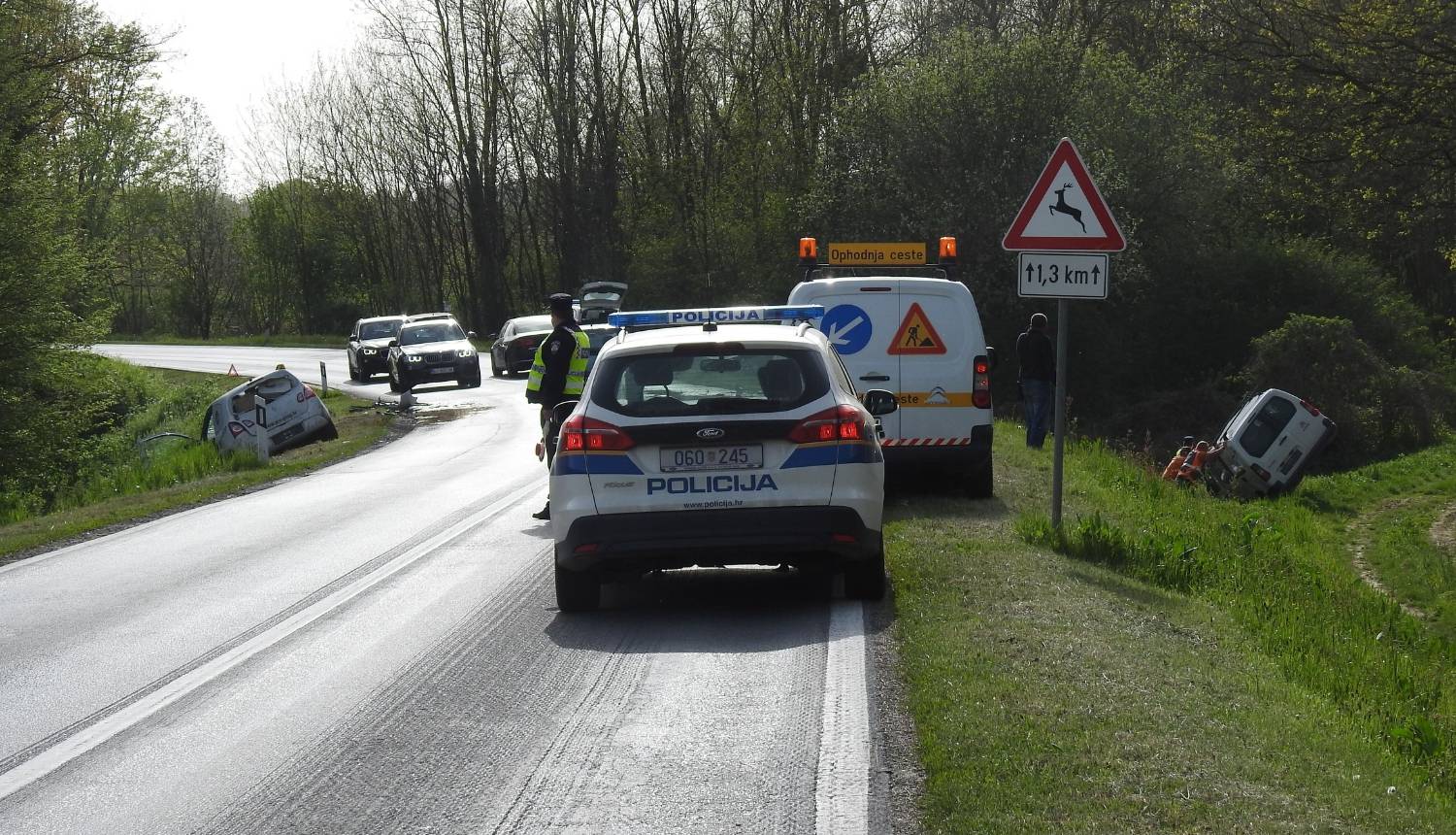 Frontalno se sudarili kombi i automobil: Dvoje ljudi  u bolnici