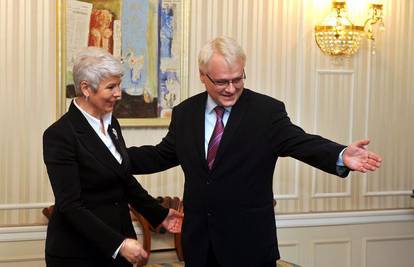 Kosor dočekala Josipovića s brošem u obliku cvijeća
