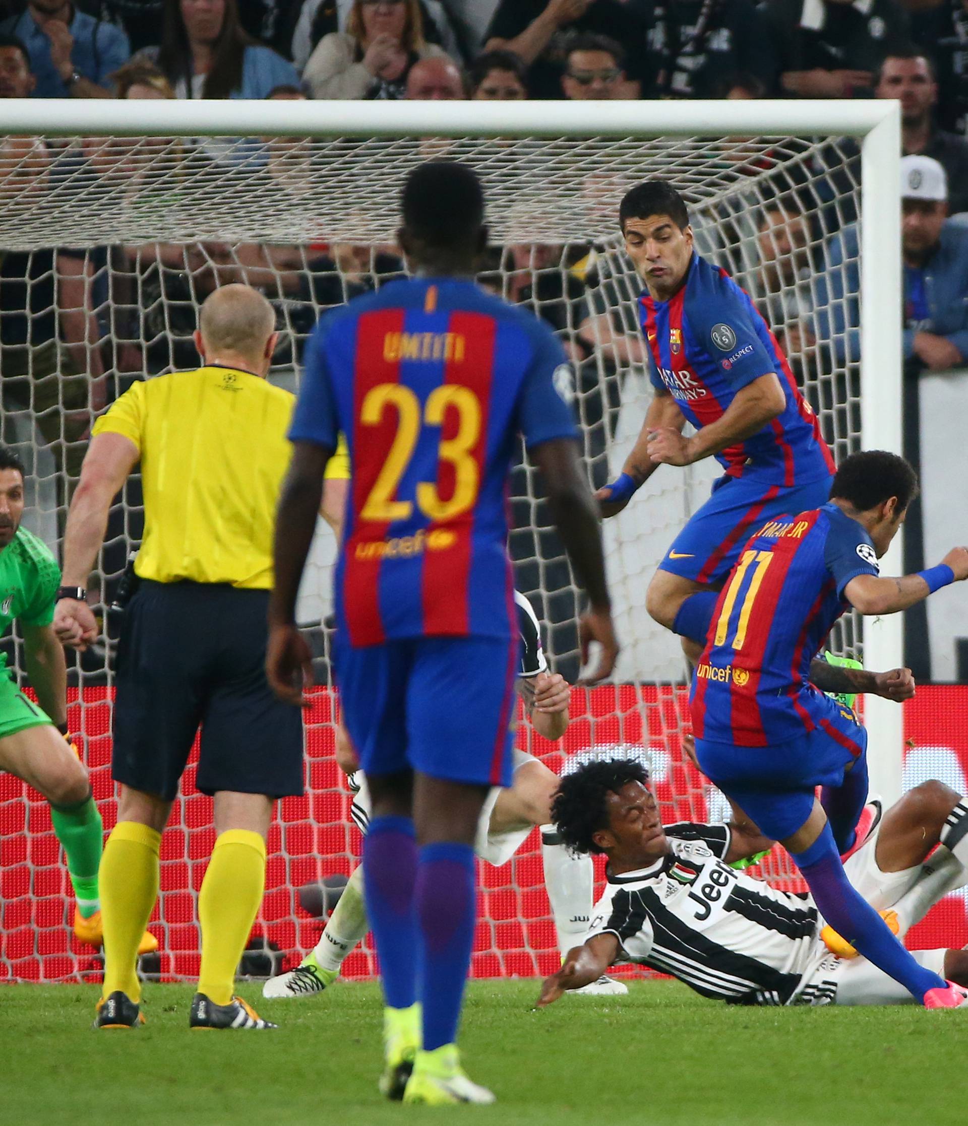 Juventus' Giorgio Chiellini blocks a shot from Barcelona's Neymar