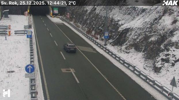 FOTO Pogledajte kakvo je stanje na cestama u Hrvatskoj: Snijeg u Lici, sunce 'provirilo' na jugu