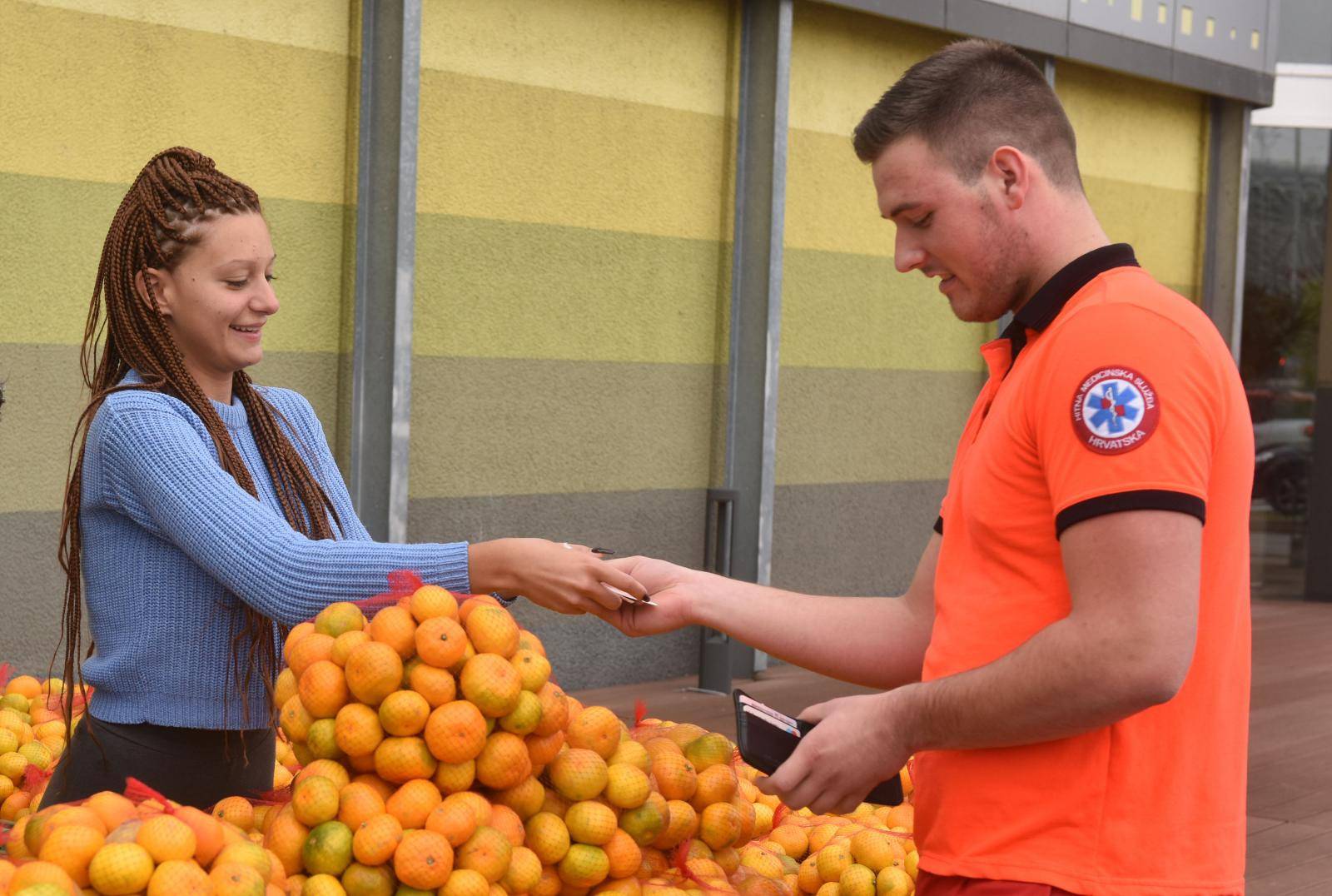 Kristina Mandarina ponovno na štandu, obožavatelji pristižu...