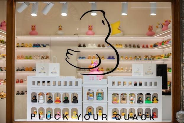 U Puli otvorena trgovina samo s gumenim patkicama