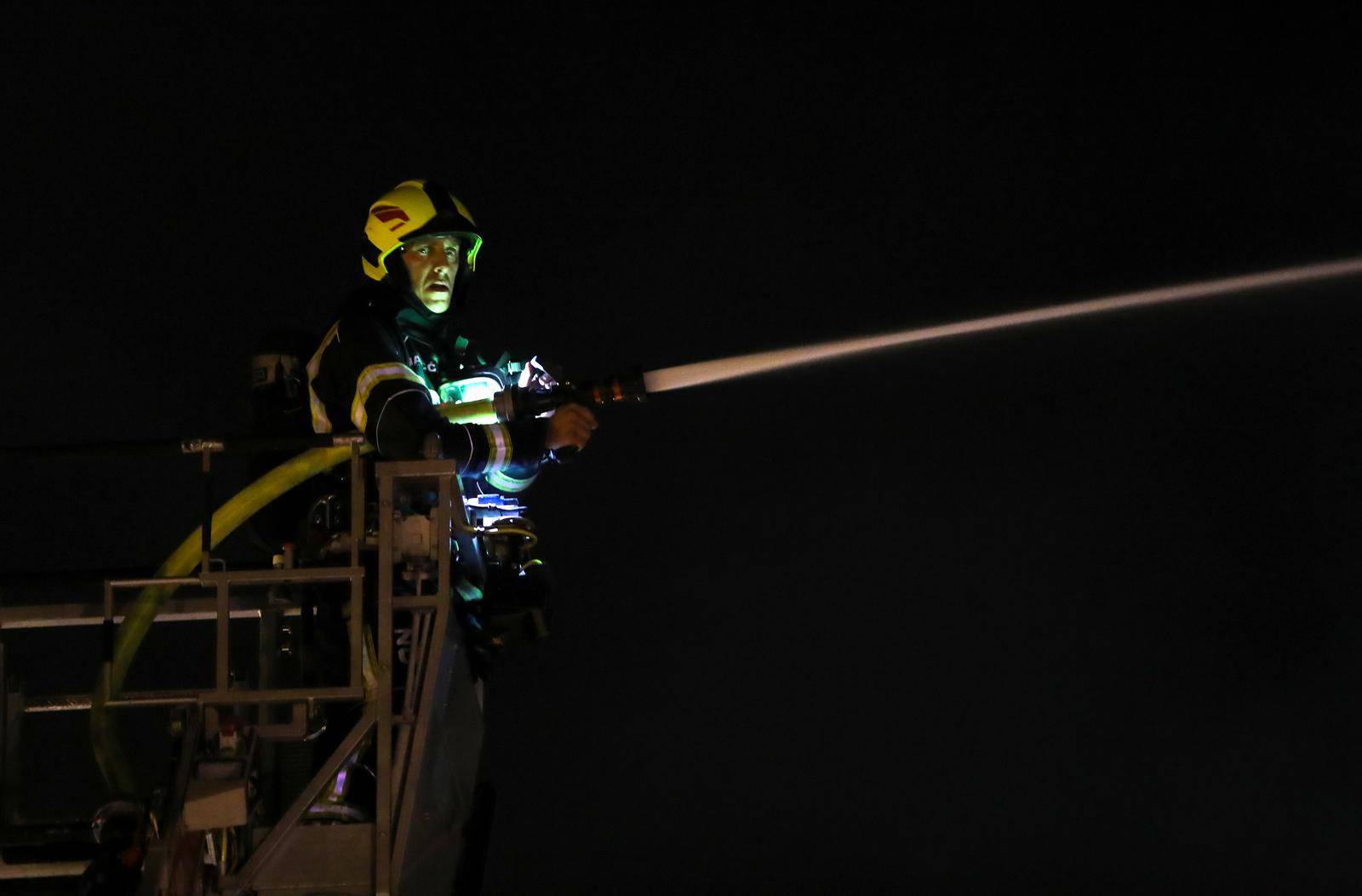 Zagreb: Na krovištu zgrade na Zrinjevcu buknuo požar