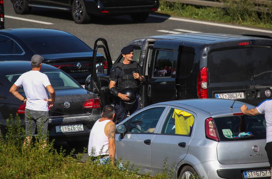 Zagreb: Policija u Lučkom dočekuje Torcidu